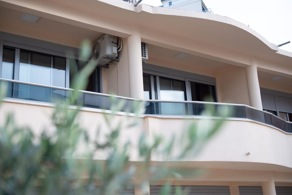 Property building, Day, Balcony/Terrace