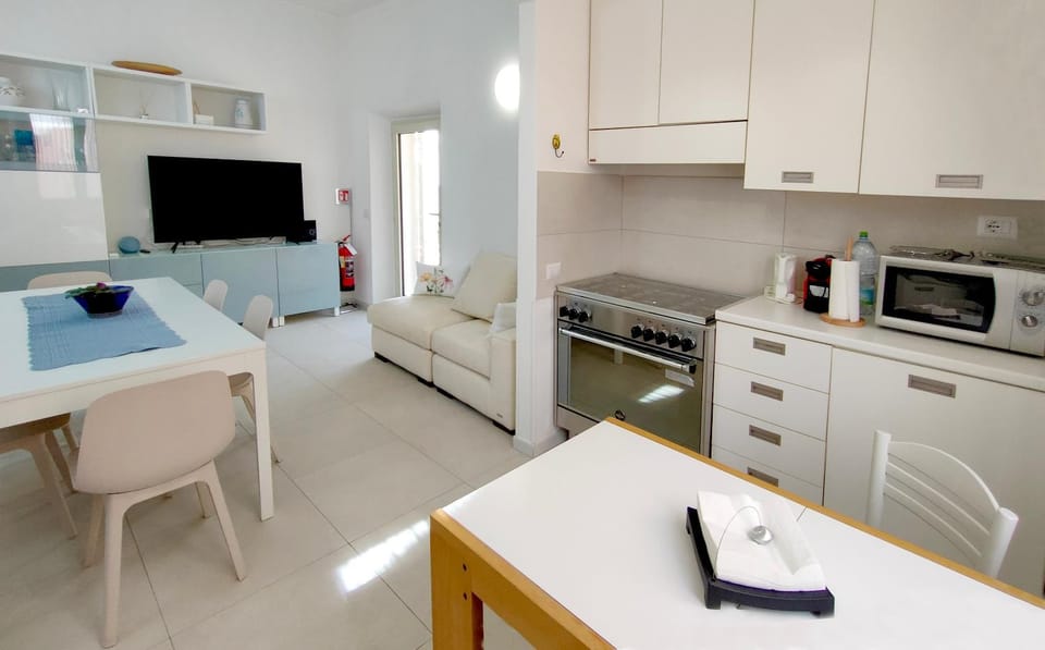Kitchen or kitchenette, Seating area, Dining area, oven