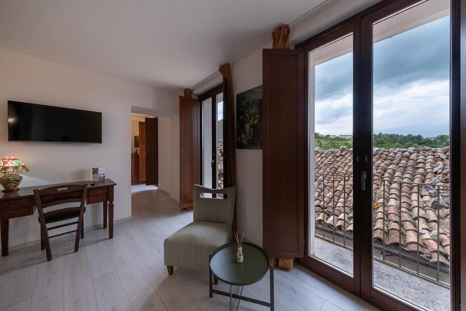 TV and multimedia, Photo of the whole room, Bedroom