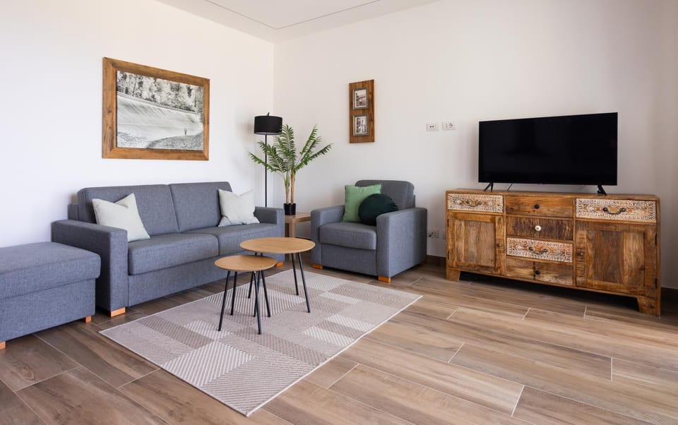 Communal lounge/ TV room, TV and multimedia, Living room, Seating area