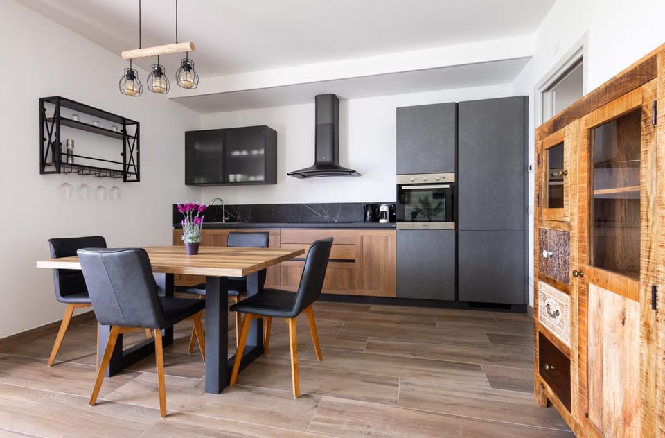 Kitchen or kitchenette, Dining area, oven, stove