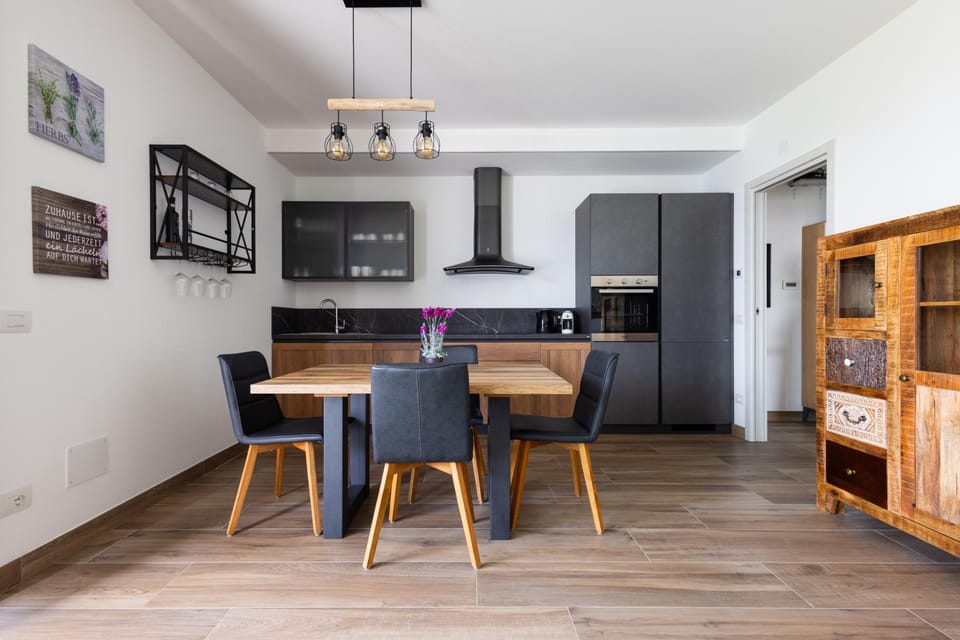 Kitchen or kitchenette, Dining area, stove