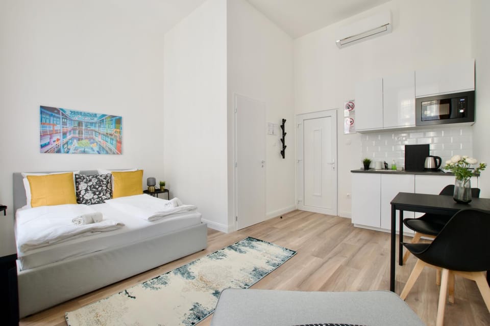 Bed, Kitchen or kitchenette, Photo of the whole room, Dining area, Bedroom, air conditioner