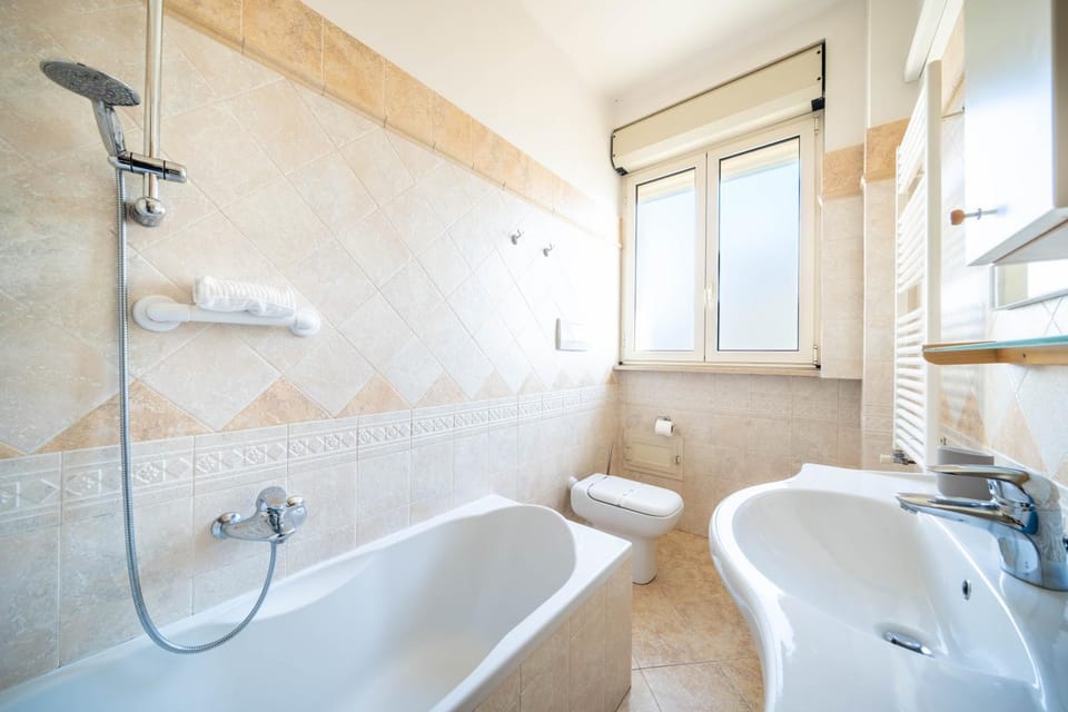 Shower, Toilet, Bathroom, Bath, bidet, towels