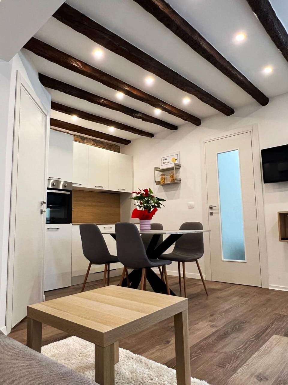 Kitchen or kitchenette, Seating area, Dining area, oven