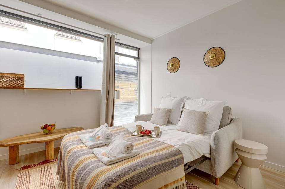 Bed, Living room, Bedroom, towels