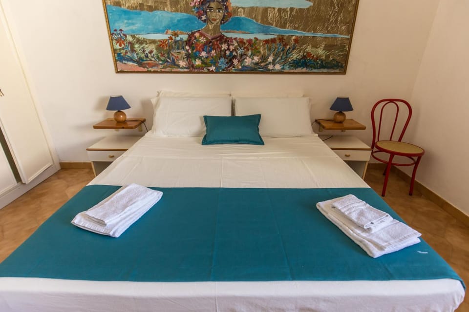 Bed, Bedroom, towels