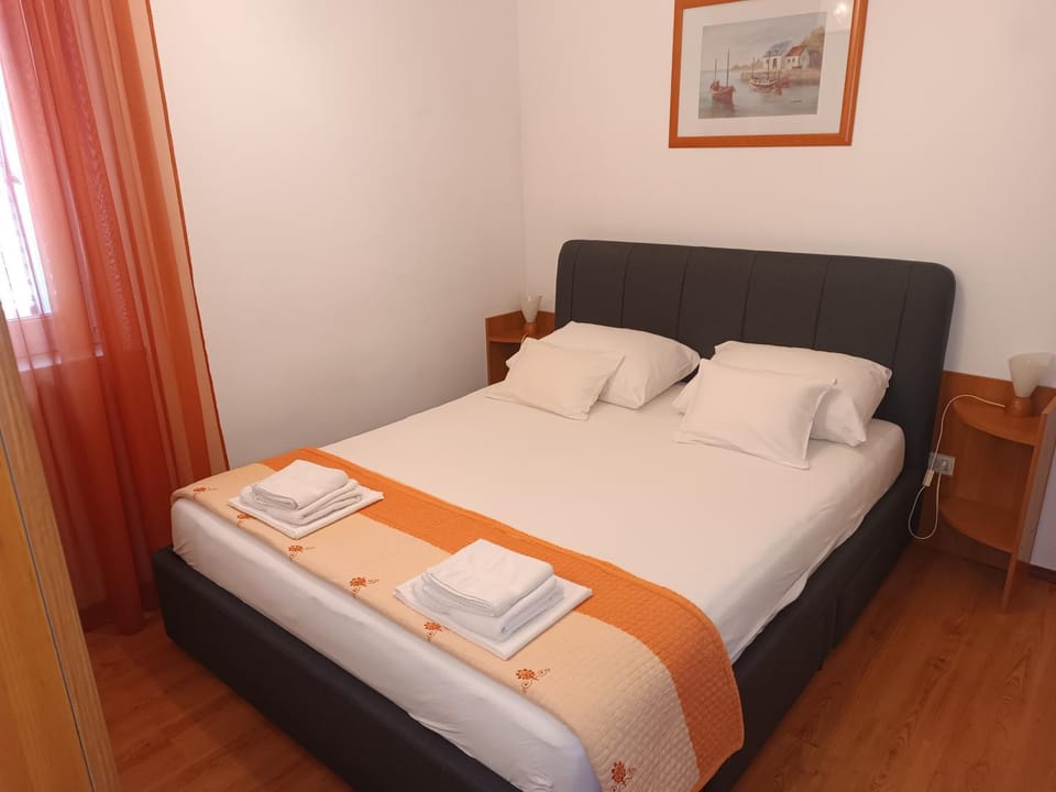 Bed, Bedroom, towels