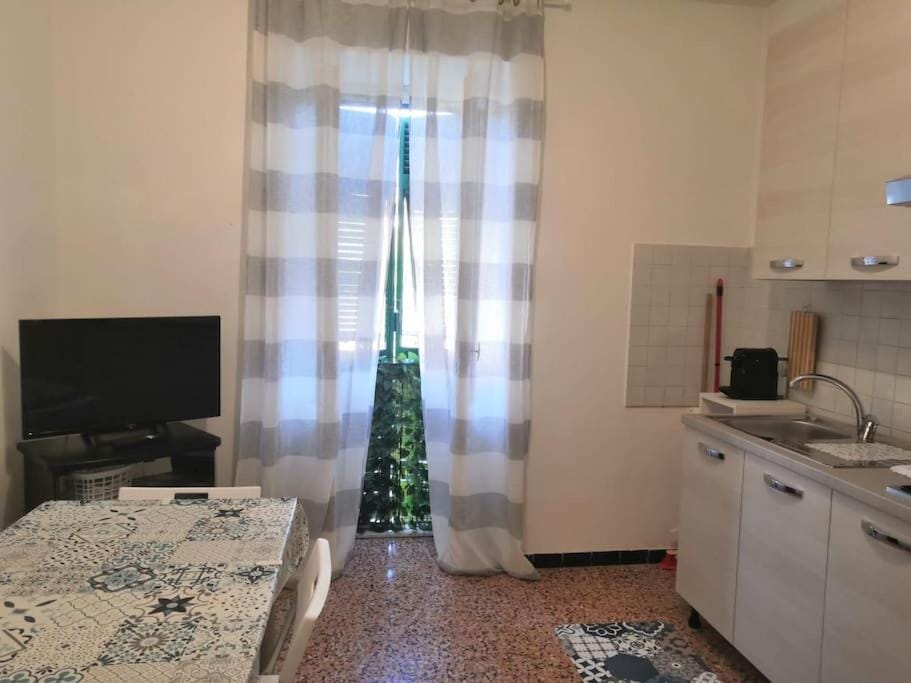 TV and multimedia, Kitchen or kitchenette, Photo of the whole room, stove