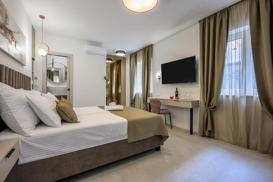 Bed, TV and multimedia, Photo of the whole room, Bedroom, towels, air conditioner