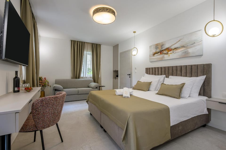 Bed, TV and multimedia, Photo of the whole room, Seating area, Bedroom