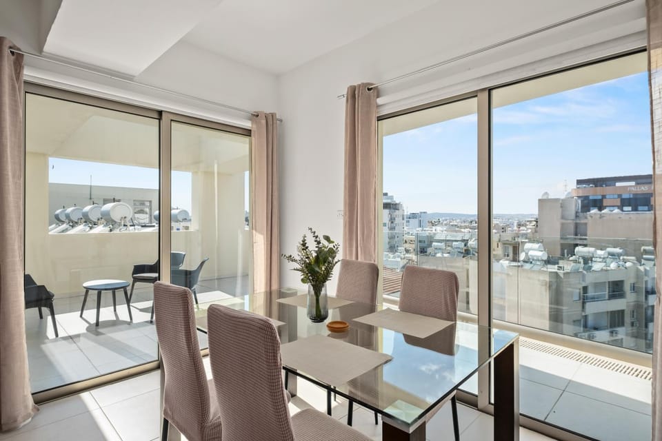 Dining area, City view