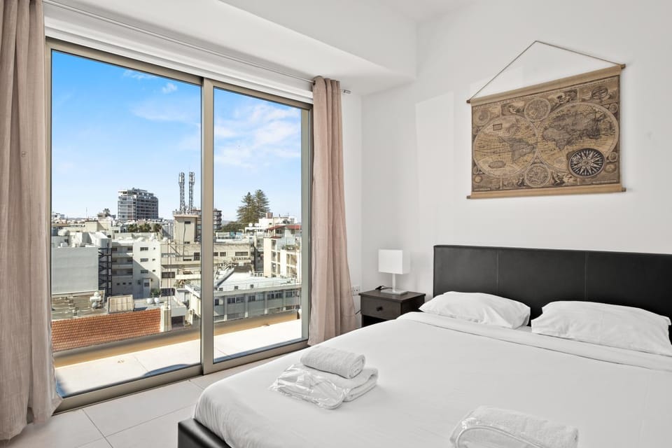 Bedroom, City view