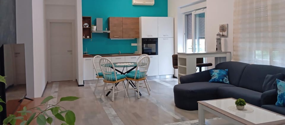 Kitchen or kitchenette, Dining area, minibar