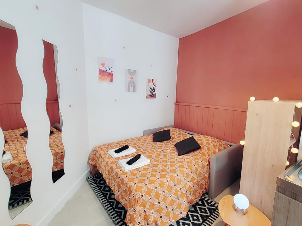 Bed, Photo of the whole room