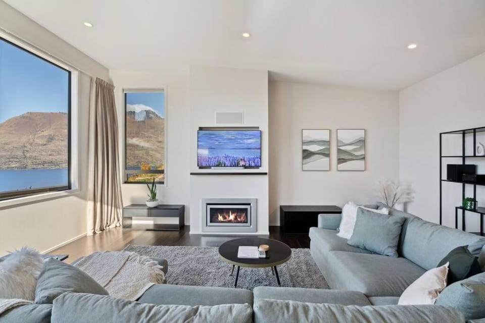 Luxury Retreat - Matakauri House in Queenstown