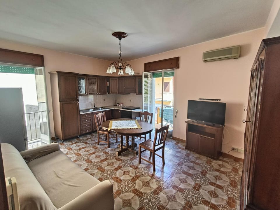 Kitchen or kitchenette, Living room, Seating area, minibar, kitchen