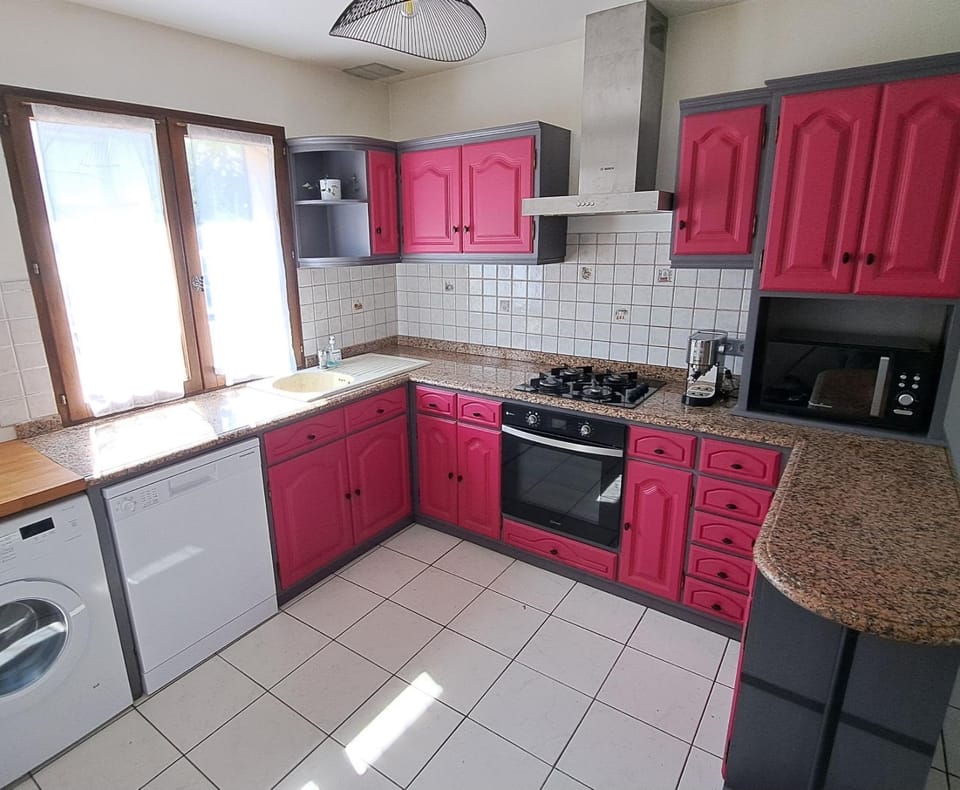 Coffee/tea facilities, Kitchen or kitchenette, dishwasher, microwave, oven, stove, washing machine