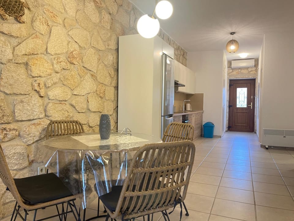 Kitchen or kitchenette, Seating area, Dining area