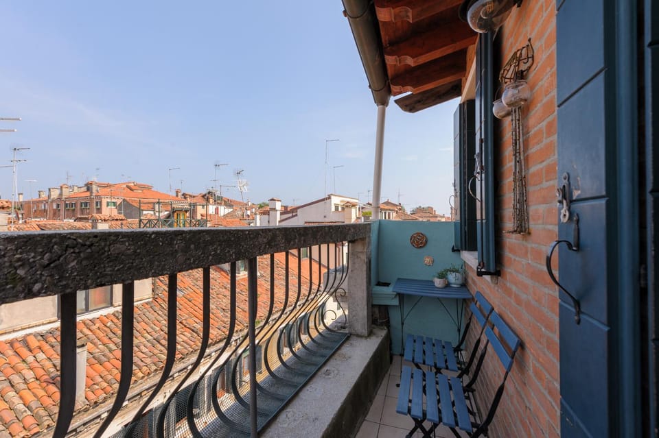 Balcony/Terrace, City view, Street view, Quiet street view