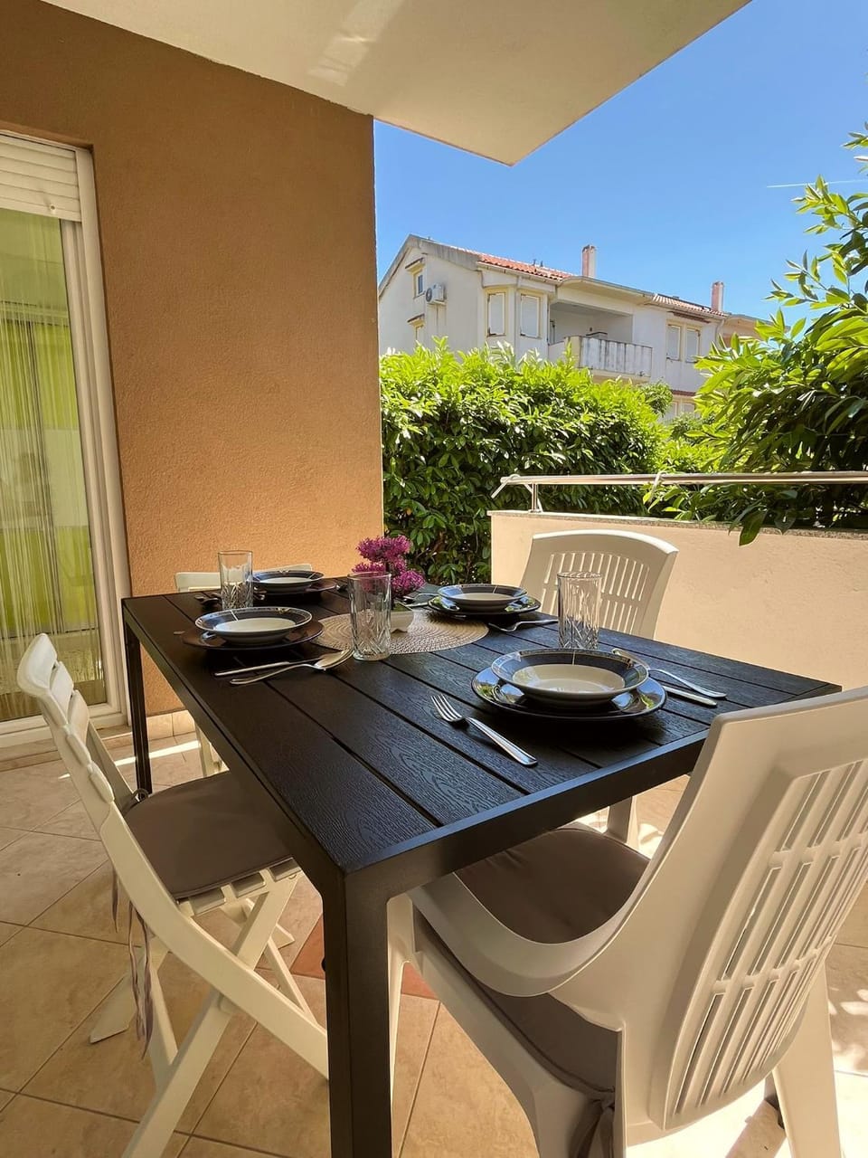 Day, Dining area