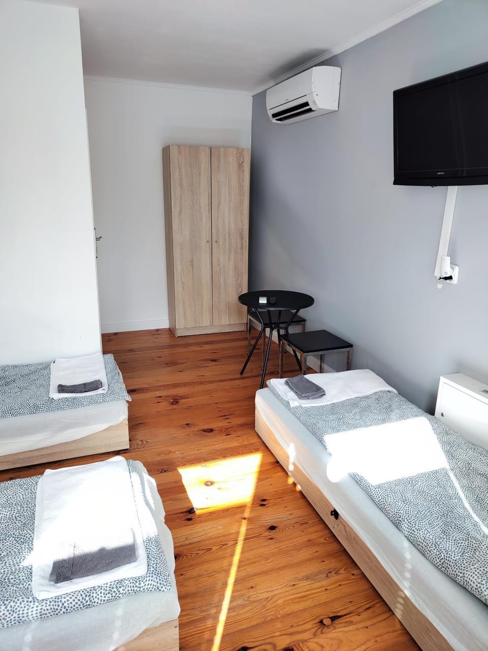 Bed, TV and multimedia, Bedroom, wardrobe, air conditioner