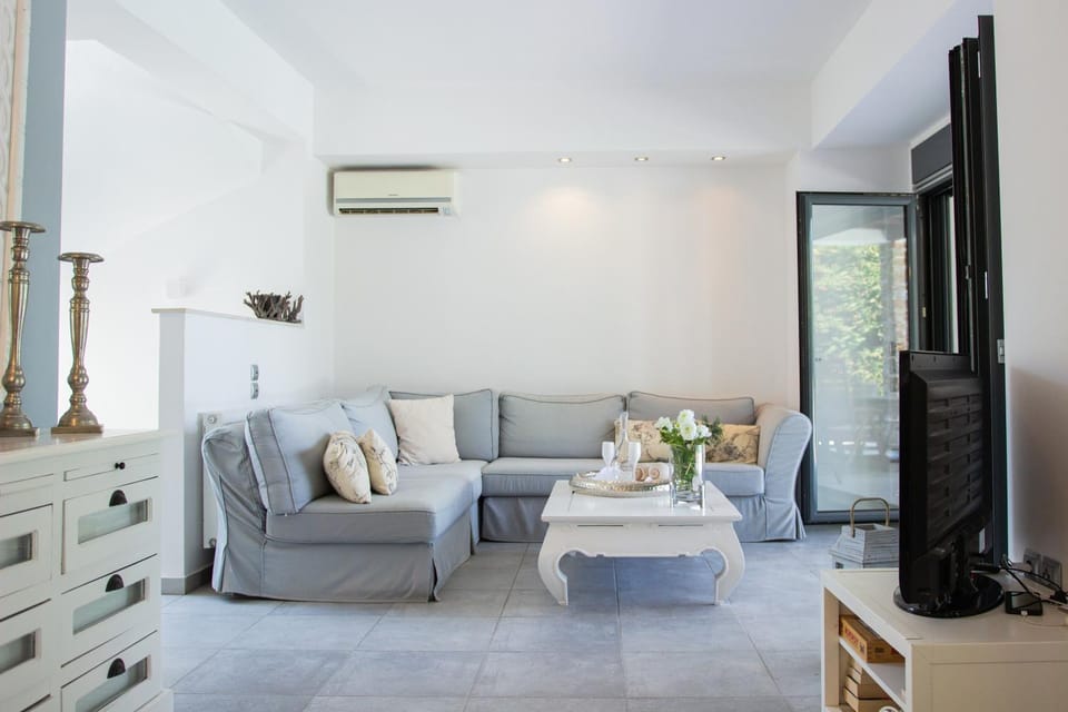 TV and multimedia, Living room, Seating area, air conditioner