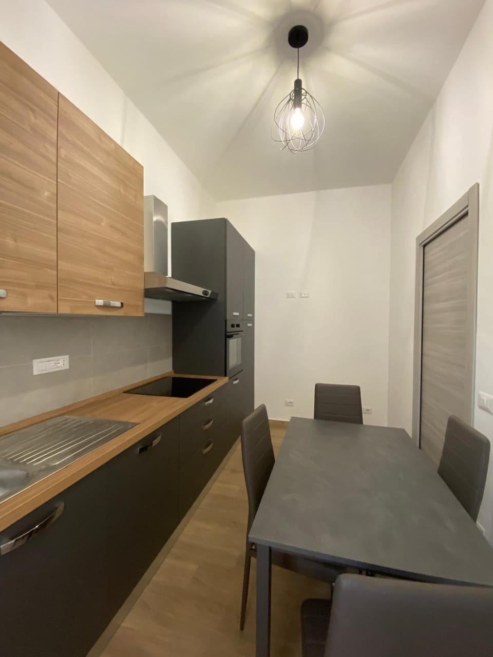 Kitchen or kitchenette, Dining area, oven