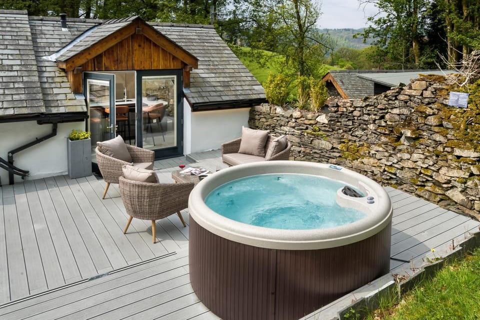 Luxury Hot Tub Suite - Family & Pet Friendly - Central Lake District House in Bowness-on-Windermere