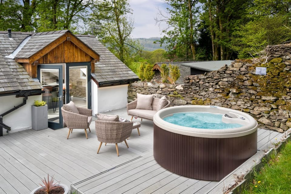 Luxury Hot Tub Suite - Family & Pet Friendly - Central Lake District House in Bowness-on-Windermere