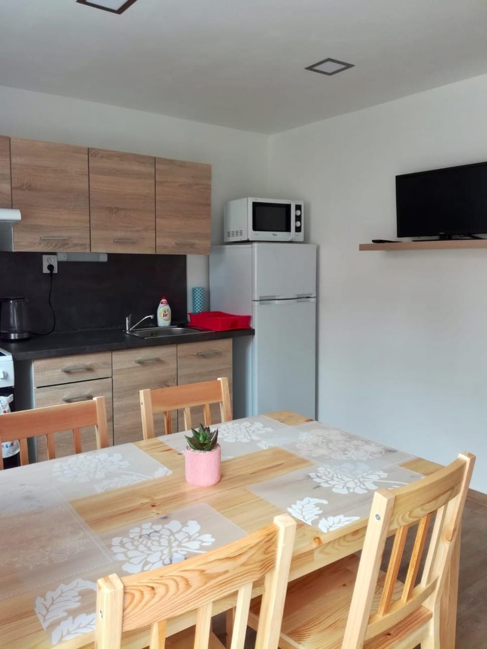 Communal lounge/ TV room, Kitchen or kitchenette, Dining area, oven, stove