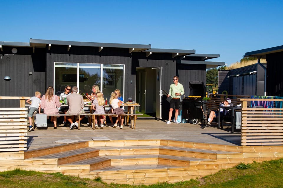 Property building, Day, children, group of guests