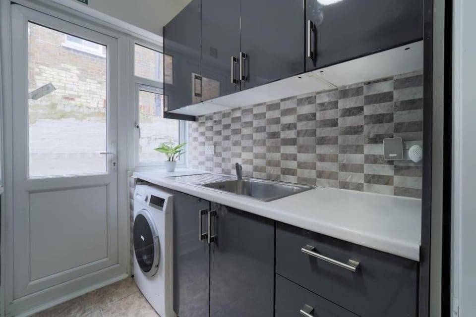 2 Bed Flat In Heart Of Kilburn With Full Kitchen London Apartment in London Borough of Camden