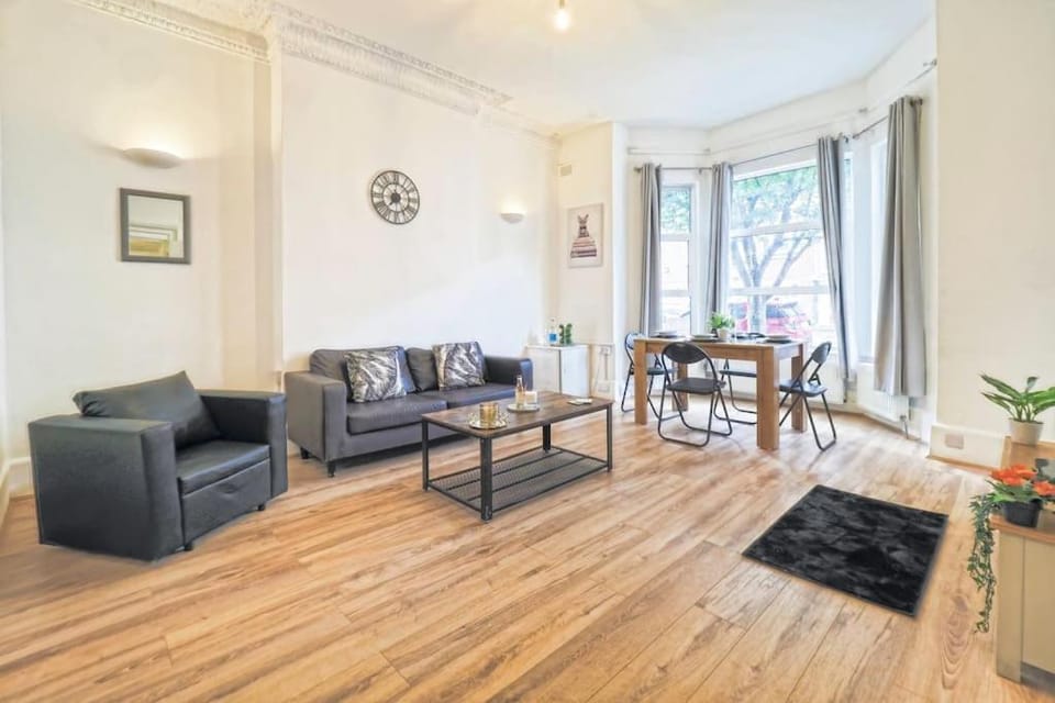 2 Bed Flat In Heart Of Kilburn With Full Kitchen London Apartment in London Borough of Camden