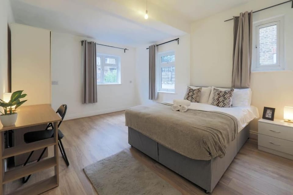 2 Bed Flat In Heart Of Kilburn With Full Kitchen London Apartment in London Borough of Camden