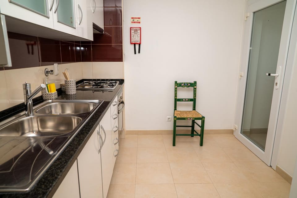 Property building, Kitchen or kitchenette, Dining area, dishwasher, stove