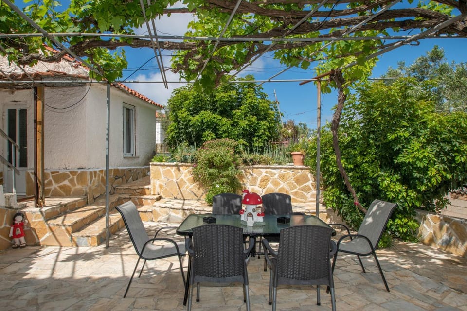 Property building, Spring, Day, Garden, View (from property/room), Balcony/Terrace, Dining area, Garden view