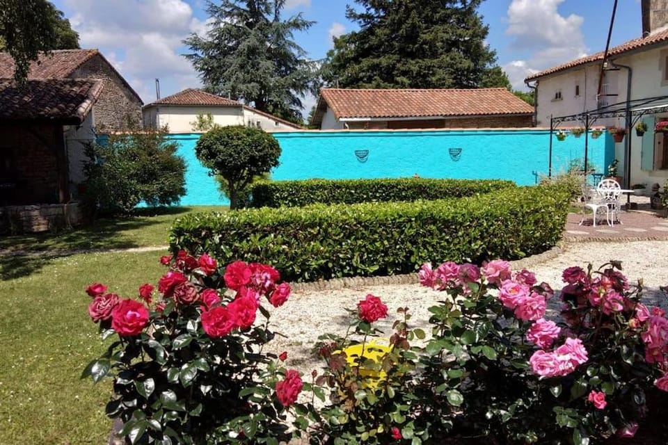 Large 3 bedroom Cottage near Ruffec House in Nouvelle-Aquitaine
