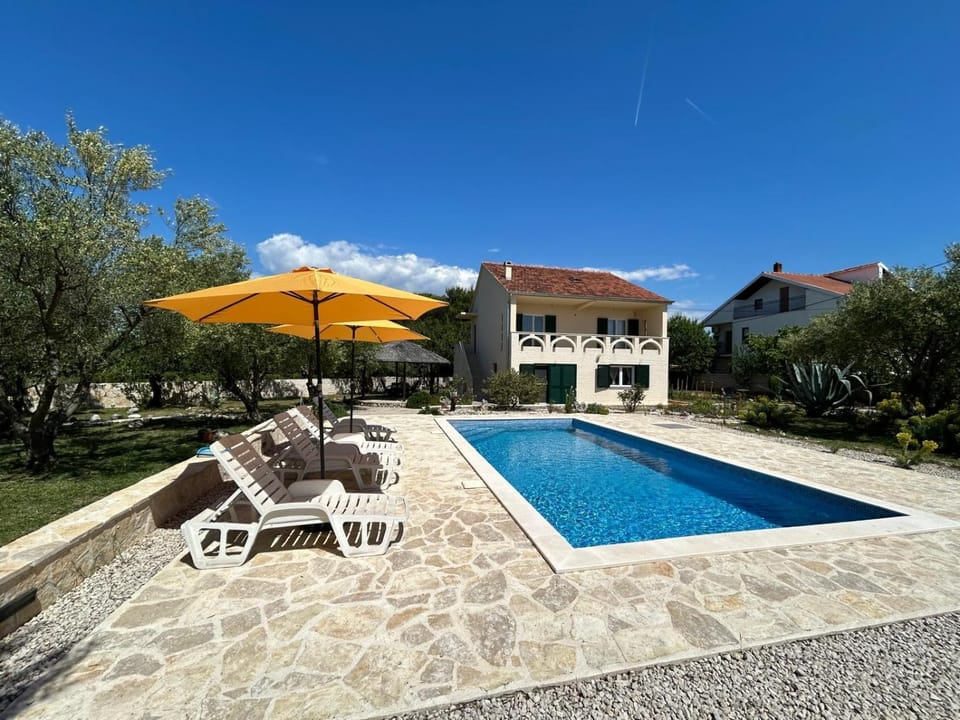 Property building, Garden, Swimming pool