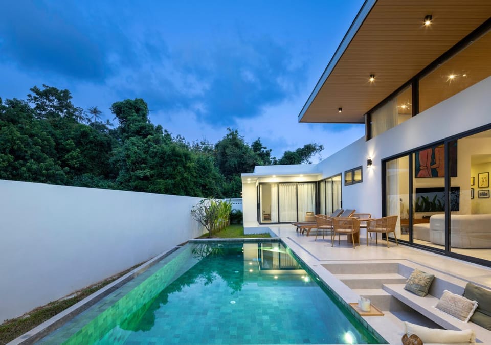 Property building, Balcony/Terrace, Seating area, Dining area, Swimming pool, sunbed
