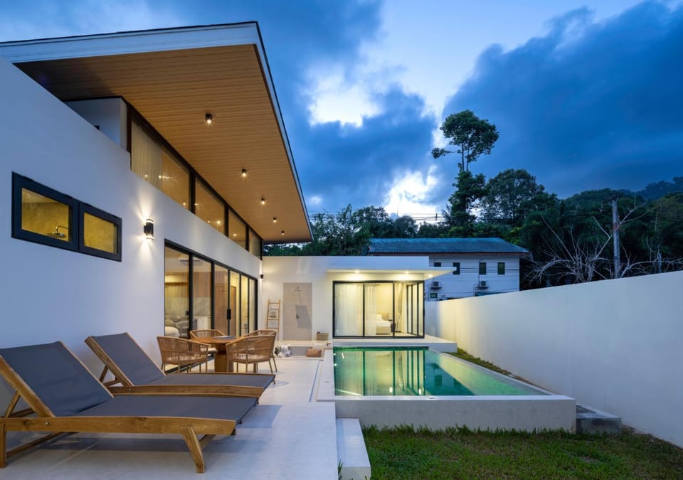 Property building, Patio, Garden, Balcony/Terrace, Garden view, Swimming pool, sunbed