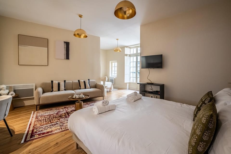 Communal lounge/ TV room, Bed, TV and multimedia, Living room, Photo of the whole room, Seating area, Bedroom