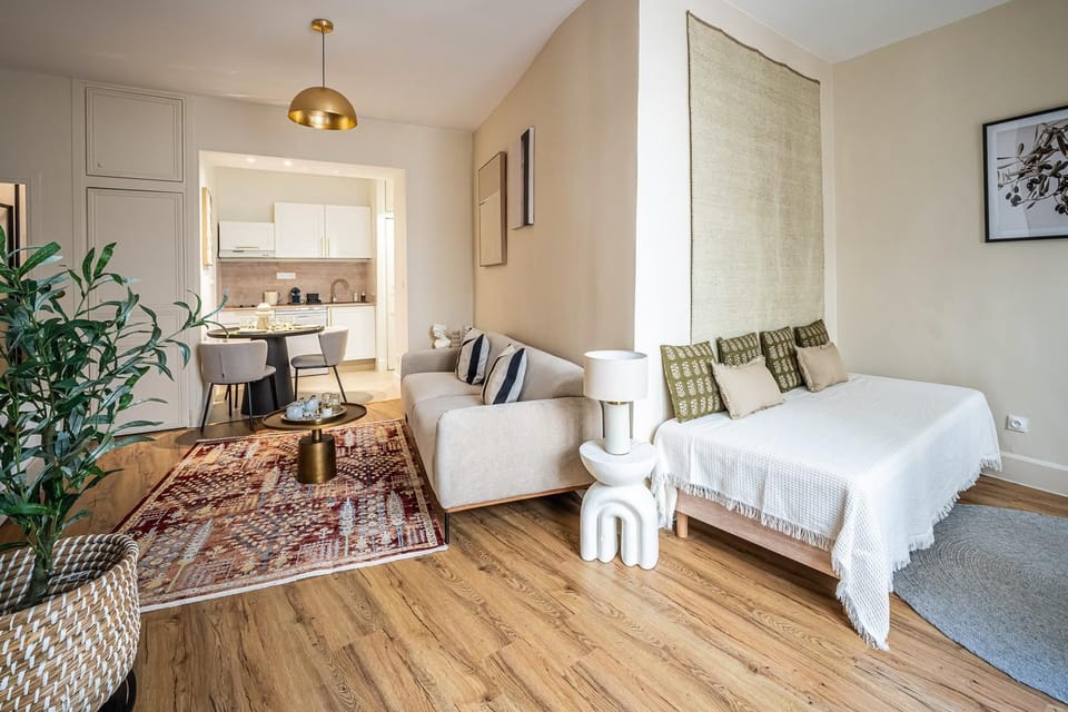 Bed, Living room, Photo of the whole room, Seating area, Dining area, Bedroom