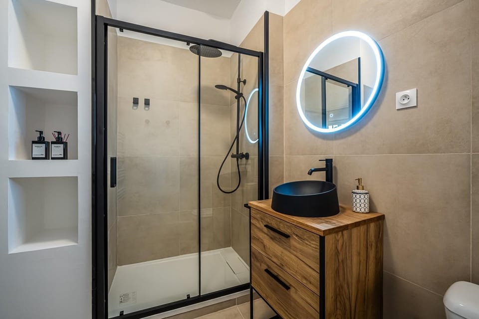 Shower, Toilet, Bathroom, towels