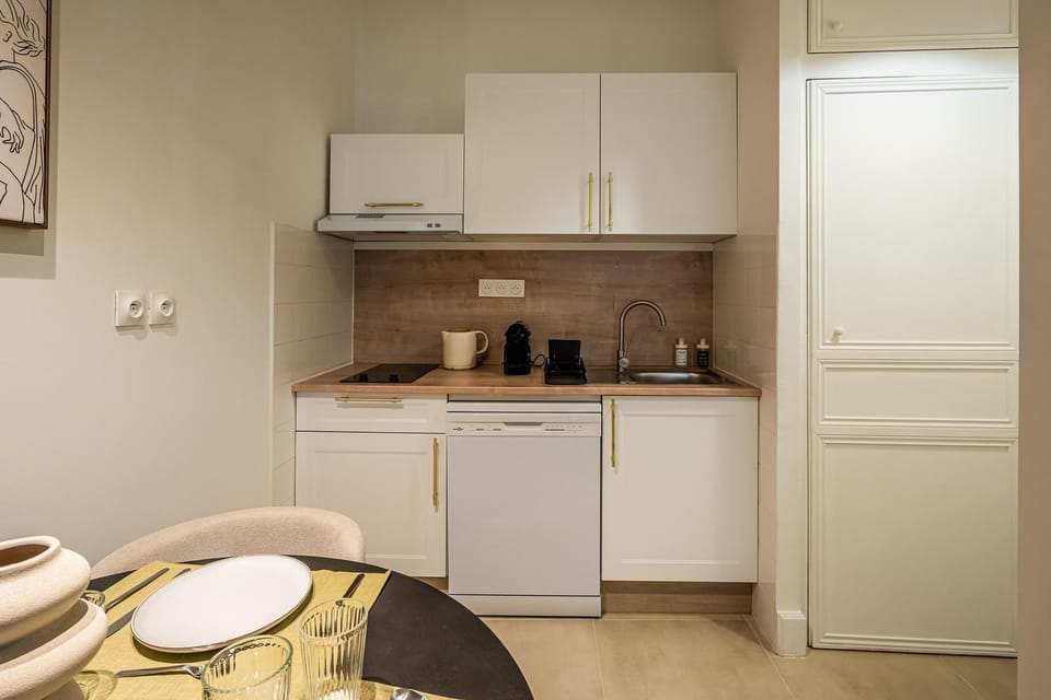 Coffee/tea facilities, Kitchen or kitchenette, stove