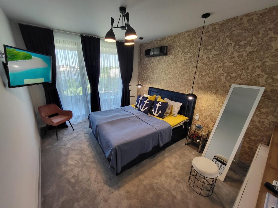 Bed, TV and multimedia, Bedroom