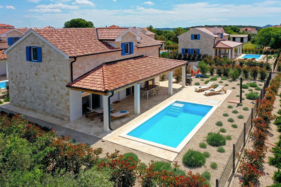 Property building, Day, Garden, Swimming pool