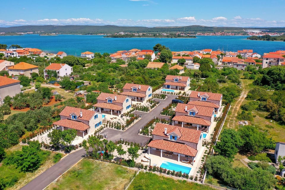 Property building, Neighbourhood, Bird's eye view