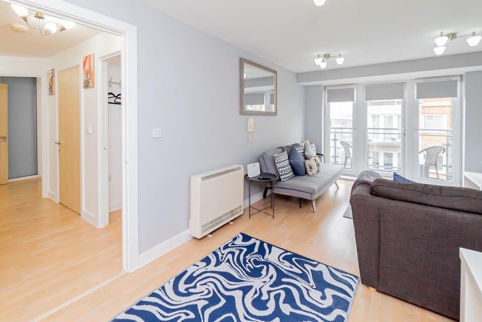 Contractors 4 Beds 2 BathroomsTown Centre Parking Apartment in Basingstoke