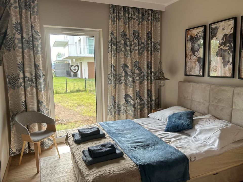 Bed, Bedroom, towels
